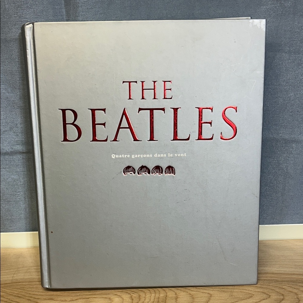 The Beatles Hardcover Book-  quatre garçons dans le vent -Ed Place des Victoires